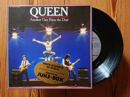 QUEEN - Another One Bites The Dust (Single, 1980)